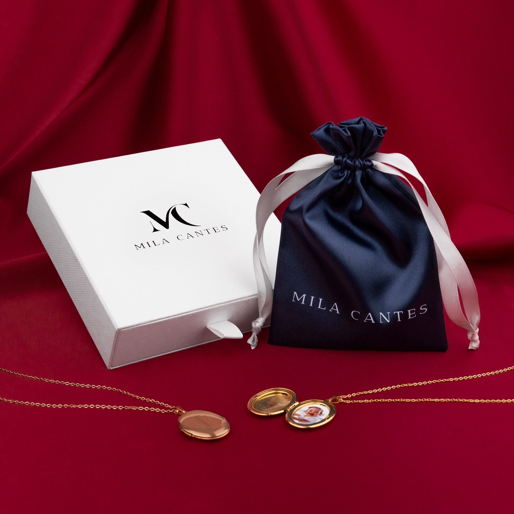 OVAL LOCKET | Photo - MILA CANTES