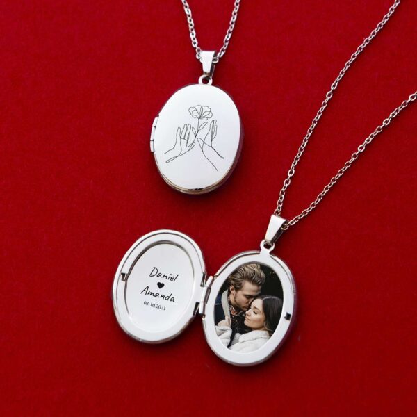 OVAL LOCKET | Our Story